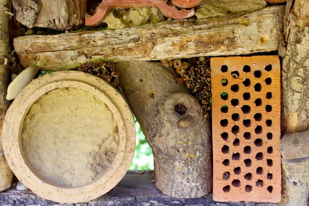 COMPLET! Aides les abeilles sauvages: Hôtel à insectes